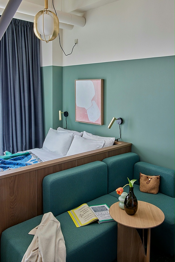 艺加酒店设计为您分享： WunderLocke公寓式酒店：借鉴康定斯基的现代主义艺术理论与美学原则